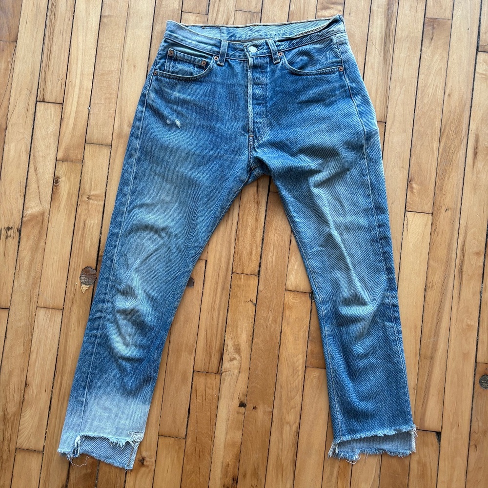 Cropped distressed vintage Levi's fit as size 28